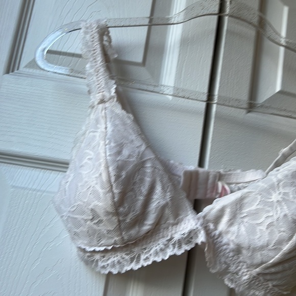 Pink Victoria’s Secret’s ladies lace bra - Picture 2 of 5